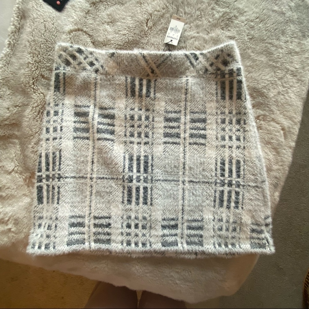 NWT SKIRT (M)